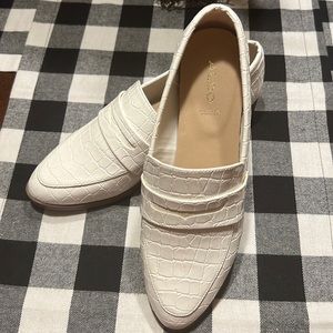 Aldo reptile embossed white penny loafers  great wardrobe staple.